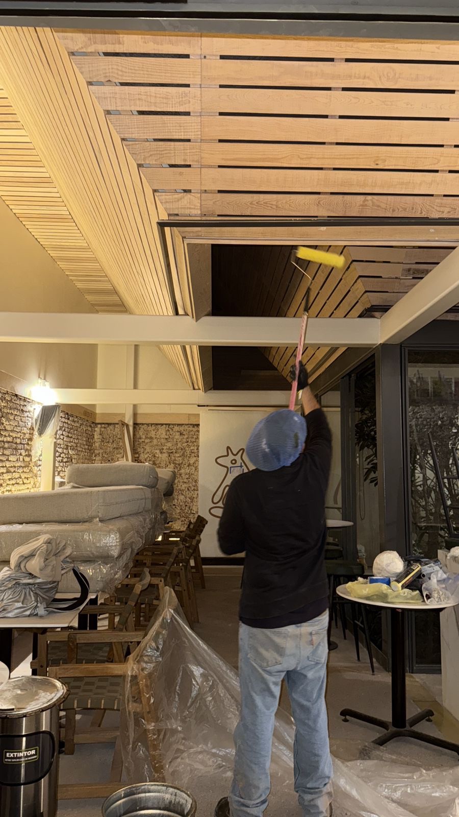 Aplicación de servicio en interior