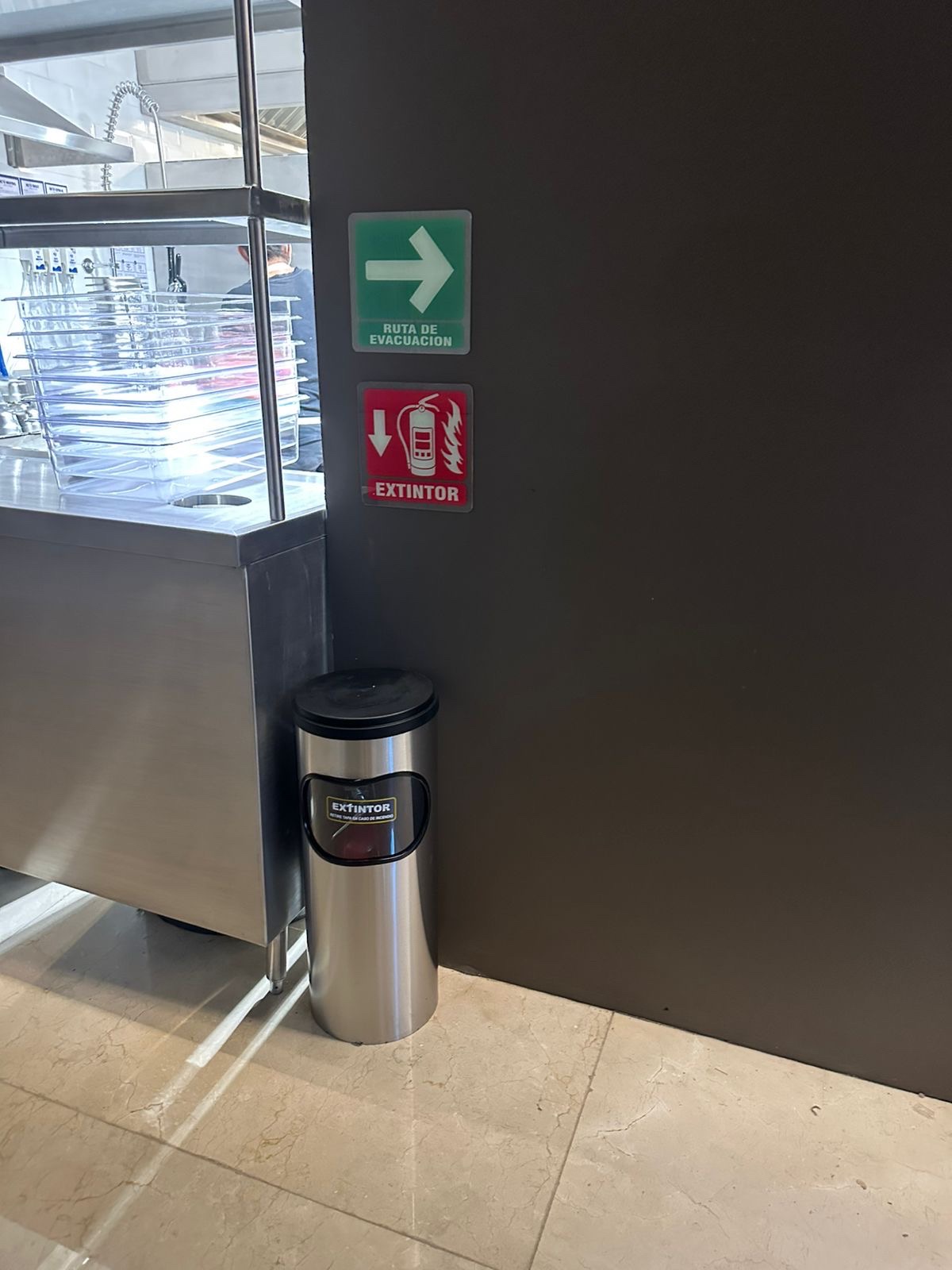 Señalización de ruta de evacuación y extintor